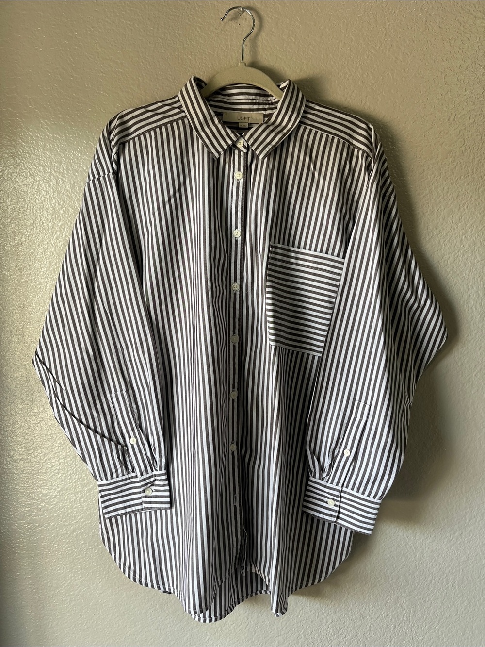 LOFT women’s Gray White Striped Button-Down Shirt Sz XL Office Casual TC0161